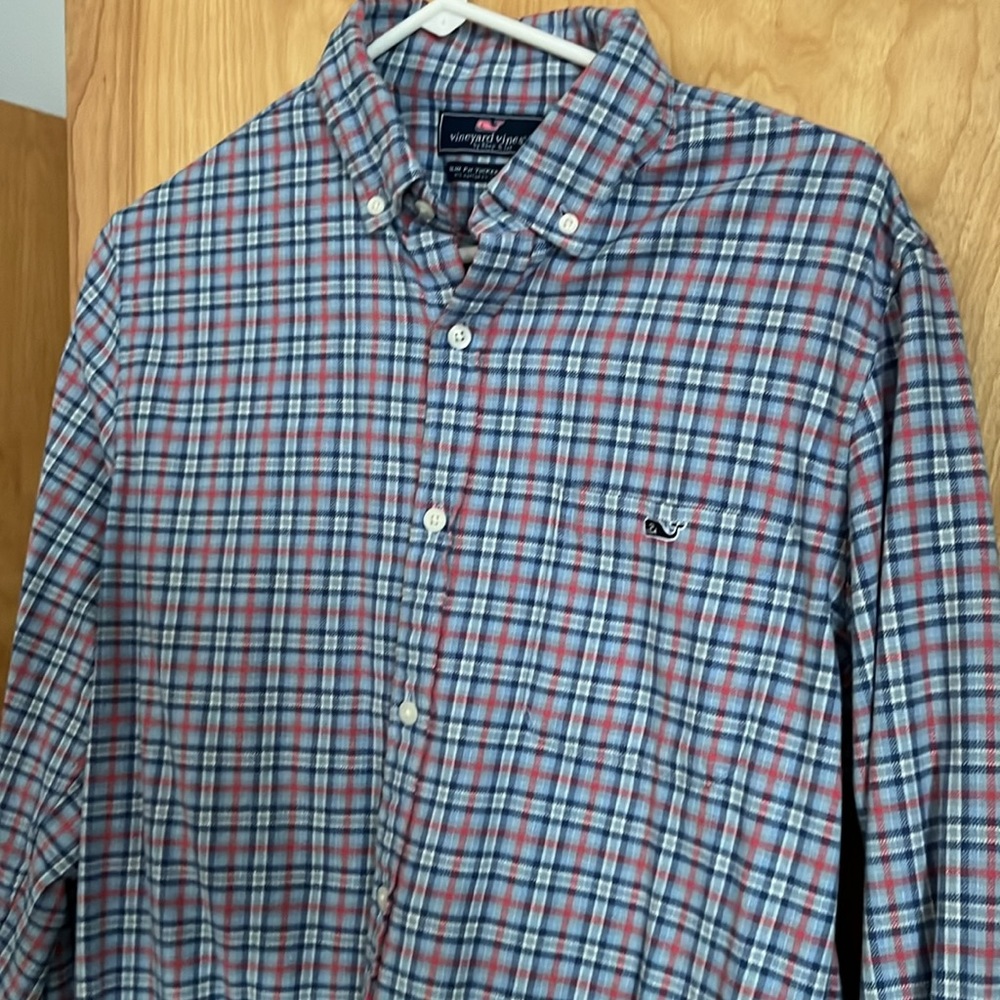 Vineyard Vines Med slim fit Tucker shirt. Athletic build. Soft flannel. Comfy!